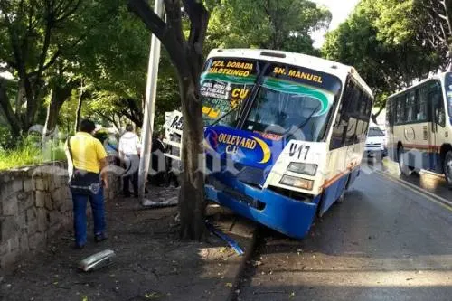 Choque de Boulevard C.U. deja tres heridos y cuantiosos daños materiales