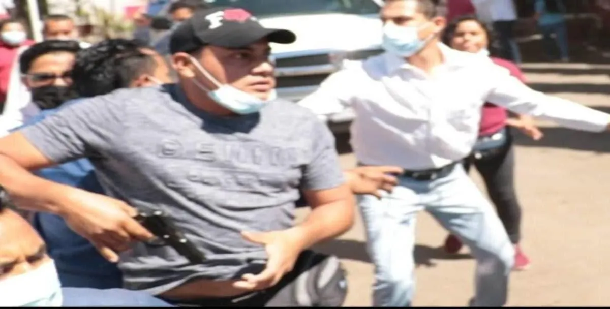Personal de Bienestar encañona a edil oaxaqueño, protestaba por cancelación de vacunación