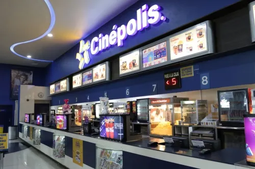 Cierra temporalmente Cinépolis y baja sus carteleras