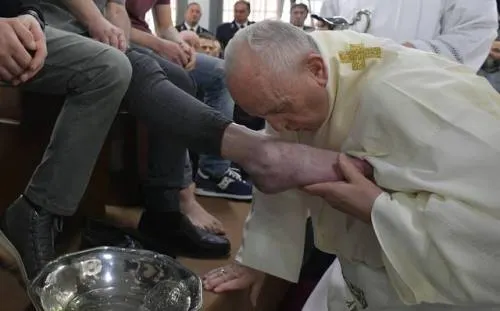 Como Jesús, papa Francisco le besa los pies a 12 presos