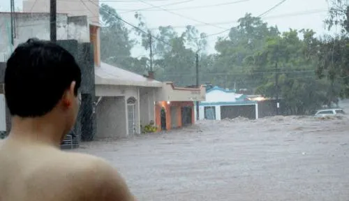 Dos comunidades de Sinaloa están incomunicadas por inundaciones, dice gobernador