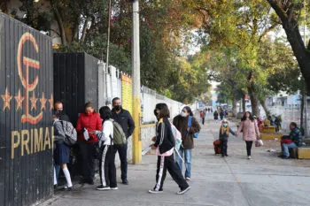 Más de 24 millones de estudiantes de Educación Básica regresan a clases en el país este lunes