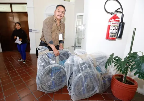 Agradecen poblanos aparatos ortopédicos que entregó el Sedif