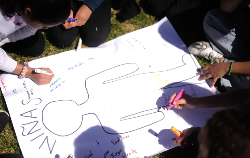 Nos nombramos, nos escuchamos, volamos: niñas y niños construyen la esperanza