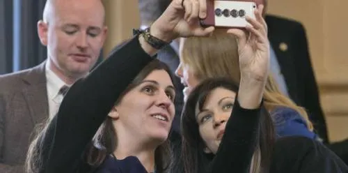 Venta de selfies, el nuevo negocio del mercado negro en internet