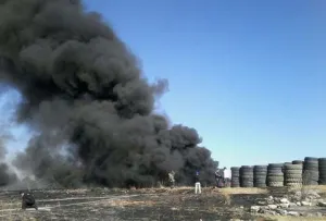 Quema de llantas se sale de control en Lomas de San Miguel