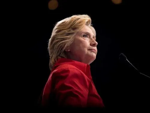 Elogia Clinton a excolaboradora que denunció acoso de asesor