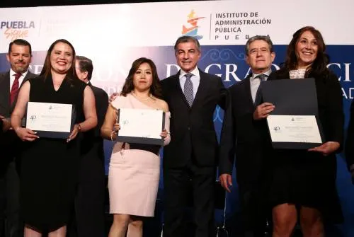 Acude Tony Gali a ceremonia de graduación del IAP