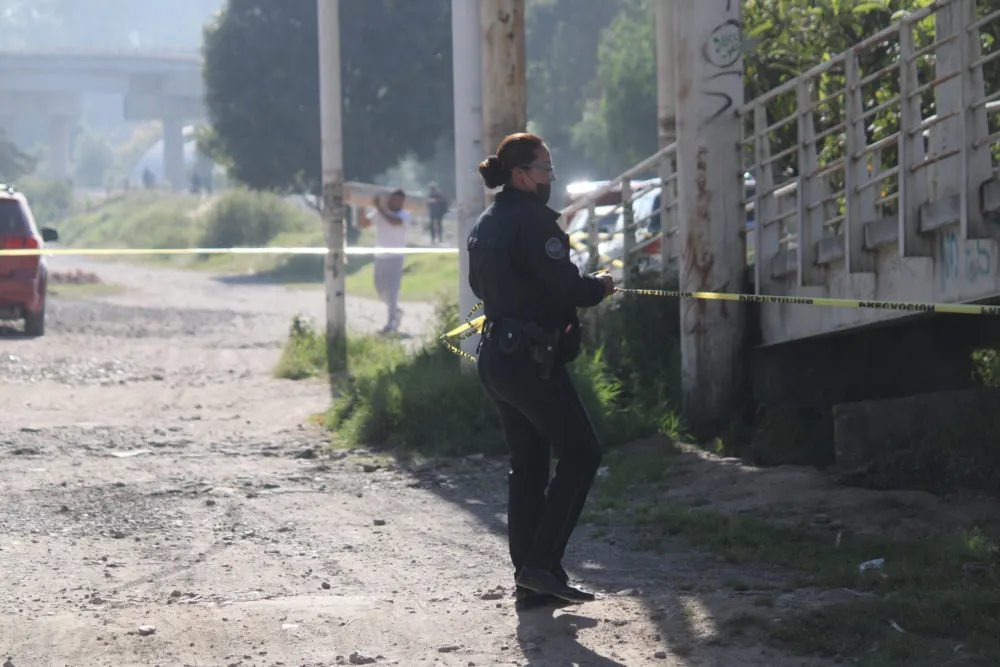 Hombre muere en puente peatonal