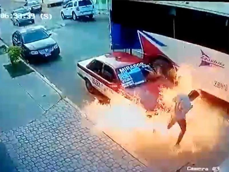 Se incendia taxi y chofer olvida a pasaje dentro del auto