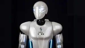 Presentan a Surena, robot iraní que corre, juega al futbol y habla persa