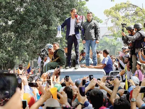 Arde Venezuela por motín; opositores liberaron de su arraigo a Leopoldo López, líder antichavista