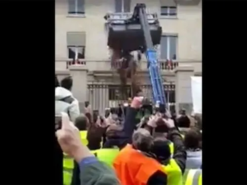 Por gasolinazo en Francia ‘chalecos amarillos’ tiran estiércol a sede de Gobierno