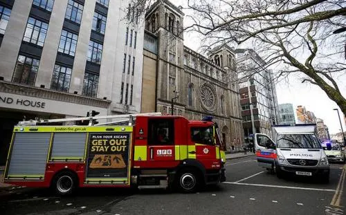 Hallan paquete sospechoso cerca de la sede central de Cambridge Analytica en Londres