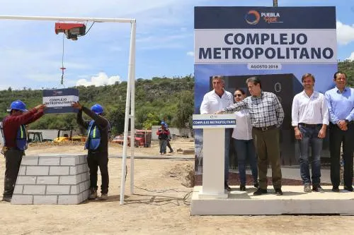Tony Gali coloca primera piedra del Complejo Metropolitano en Tehuacán