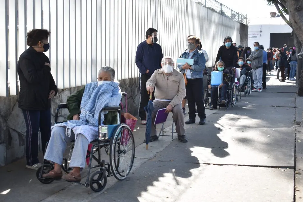 Arranca vacunación anti-Covid en zona norte de Puebla capital: confusiones y esperanza