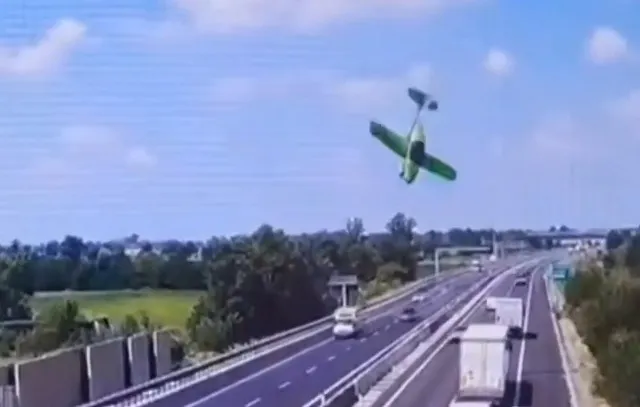 Impactante accidente: avión ligero se estrella en autopista de Italia, provocando la muerte de dos personas