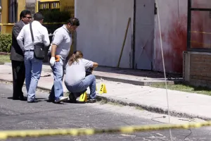 Estalla petardo en notaría de Puebla; sólo hay daños materiales
