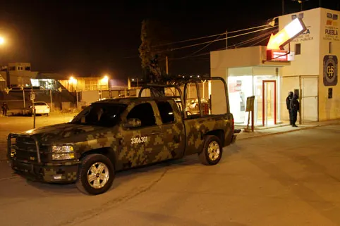 Policías y Ejército catean el Cereso de San Miguel