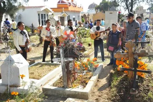Miles de personas asistieron a los panteones de San Pedro Cholula