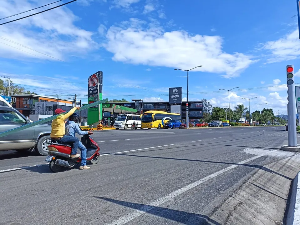 Tome sus precauciones, los semáforos en la zona de Moraleda en Atlixco ya están funcionando
