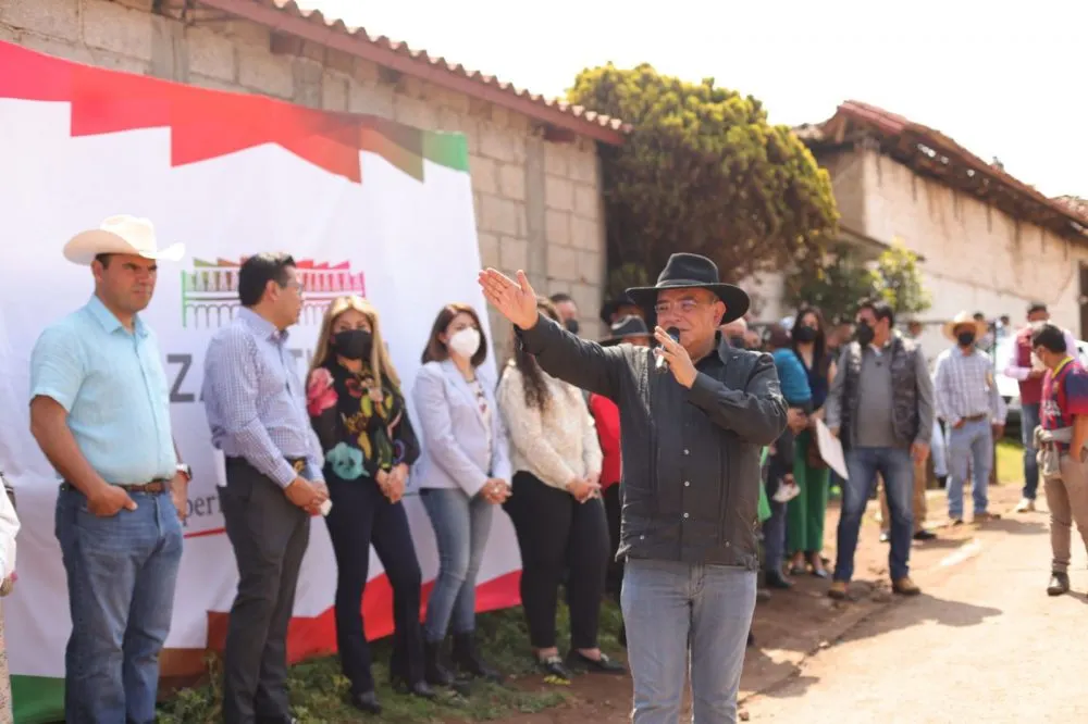 Presidente de Zacatlán Pepe Márquez inicia obras de pavimentación en barrio de la cabecera municipal