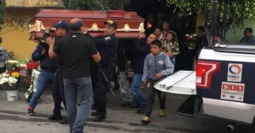 Sepultan a mujer policía ejecutada en Amozoc