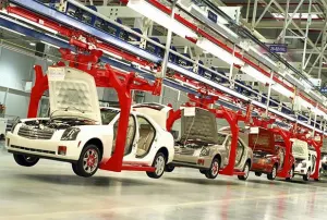 Subirán precios de autos por superdólar