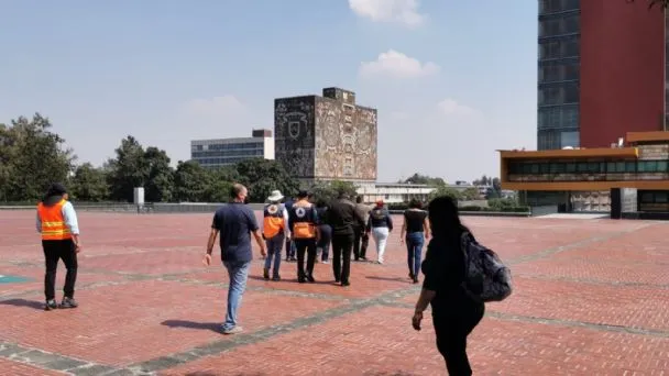 Manifestantes vandalizan Rectoría de la UNAM por caso de abuso sexual en el CCH Sur