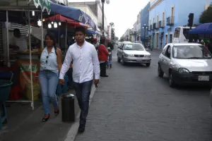 Comerciantes acusan a funcionario de exigir cuotas de hasta 15 mil pesos