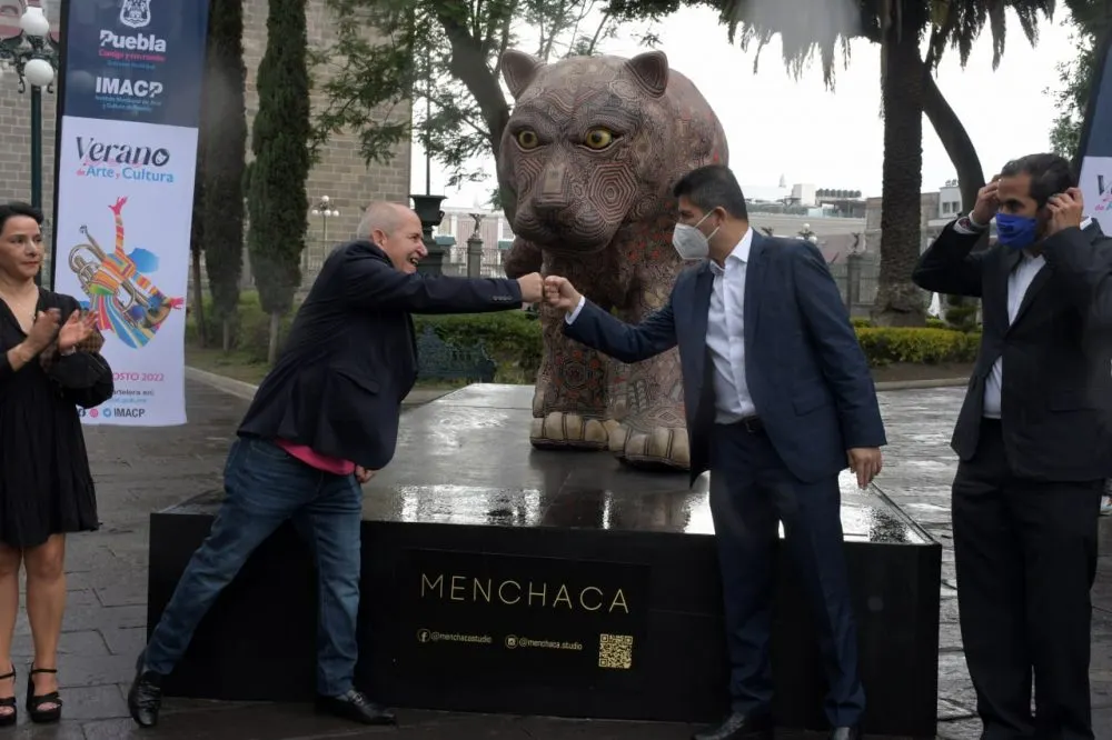 Puebla capital estrena magna exhibición de César Menchaca en galería del Palacio Municipal