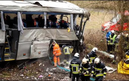 Mueren cinco personas en choque de autobús en Brasil