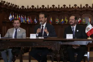 Rector de la BUAP recibe Cédula Unesco por buenas prácticas