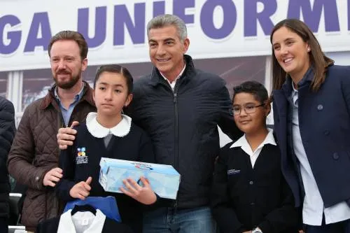 Entrega Tony Gali uniformes y calzado escolar en la capital