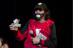 VIDEO: Cepillín se va a los golpes contra Pirata Morgan