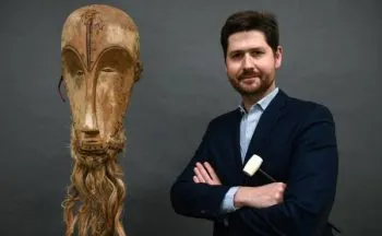 Máscara gabonesa es subastada en Francia