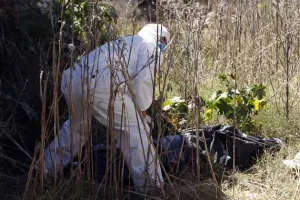 Localizan cuerpo de hombre embolsado y tirado en terreno baldío