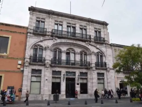 Venderán vehículos, diputados se moverán por sus propios medios