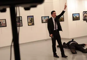 VIDEO: Asesinan al embajador de Rusia en Turquía en un atentado