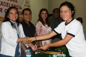 Difunden fotografía de precandidata del PRD con los Abarca