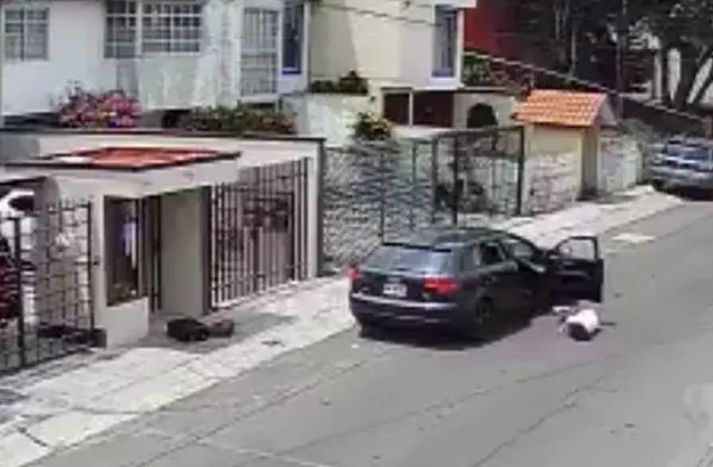 En escena de celos, sujeto lanza desde auto a su novia