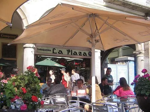 Limpiarán los portales de mesas y sillas de restaurantes
