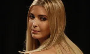 Bajan a pasajero de un avión por insultar a hija de Trump