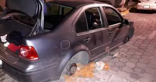 Roban autopartes en la colonia Lomas del Mármol