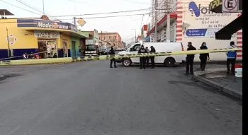 En Atlixco, Seguridad Pública atiende a pareja de motociclistas embestidos