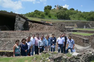 Visitan Espinosa y regidores de Cholula el Mural de los Bebedores