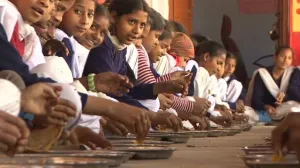 En India 68 niños, intoxicados por comer en escuela; ocho murieron