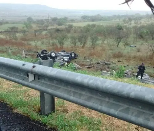 Mueren ocho policías en volcadura sobre la autopista de Occidente en Michoacán