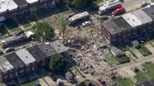 Explosión destruye 3 viviendas y mata a una persona en Baltimore
