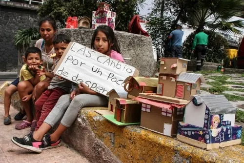 Madre y sus hijos cambian casitas de cartón por despensa